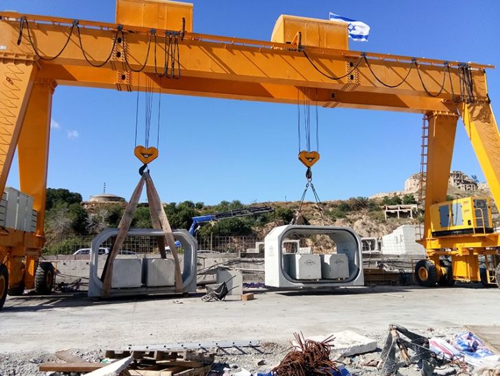 Type A tire crane
