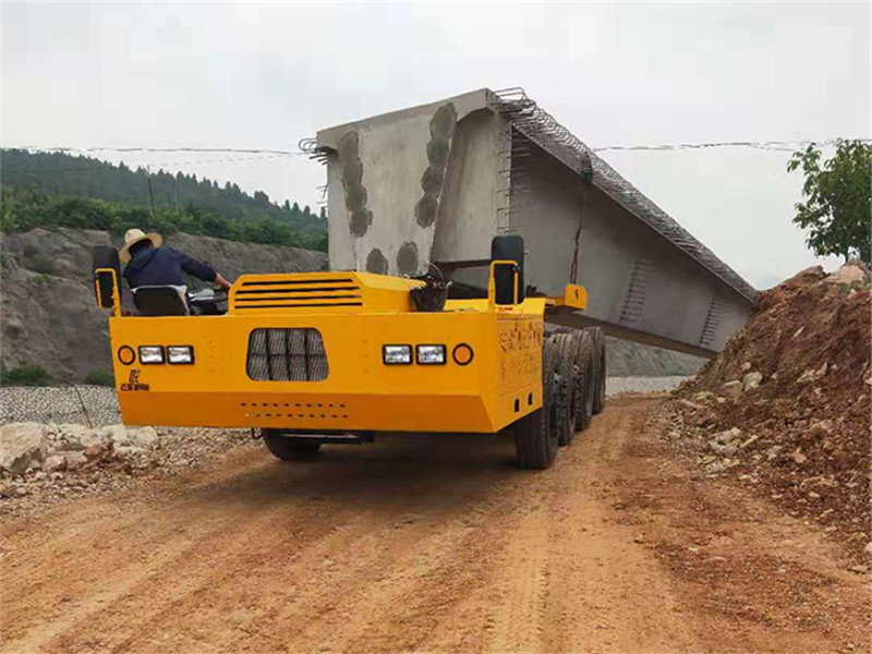 Camion de transport de poutres en ciment à essieu directeur avec semi-remorque plate bas transporteur de poutres en ciment à serrure à cylindre (3)