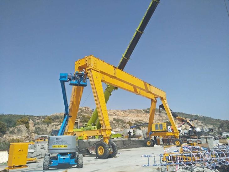 Type A tire crane